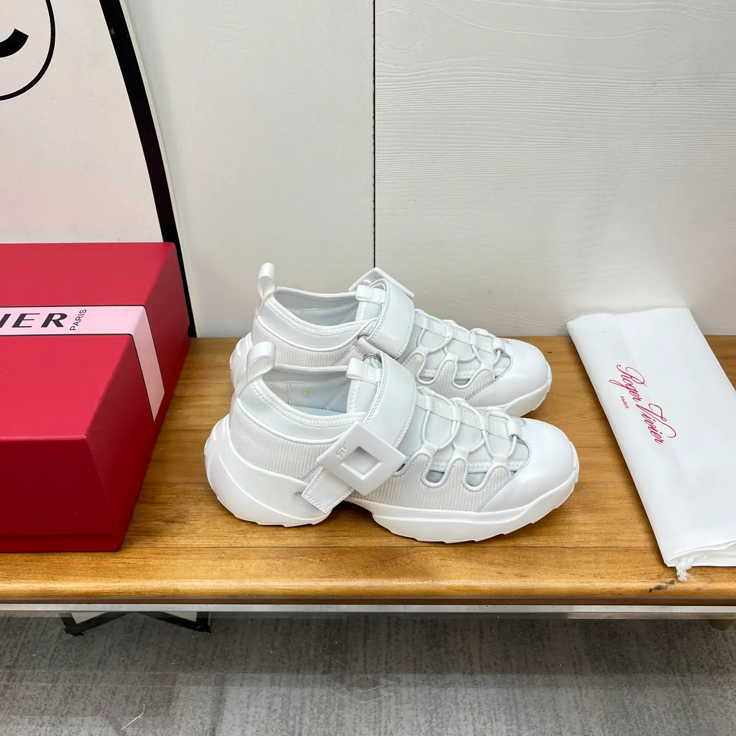 👟👟Ex-factory price 560👟👟 Genuine leather sole +30 2025 spring and summer new CHANEL white slippers, full of luxury style. The upper is decorated with iconic double C elements and is matched with exquisite plaid weaving. It is light and elegant, and the details are full of brand recognition. The simple flat bottom design fits the shape of the foot and brings a comfortable wearing experience. Whether paired with casual shorts, skirts, or simple suits, it can easily enhance the sense of fashion and highlight the wearer's exquisite taste and elegance. It is an excellent item for fashionistas to create exquisite looks. Color: black white